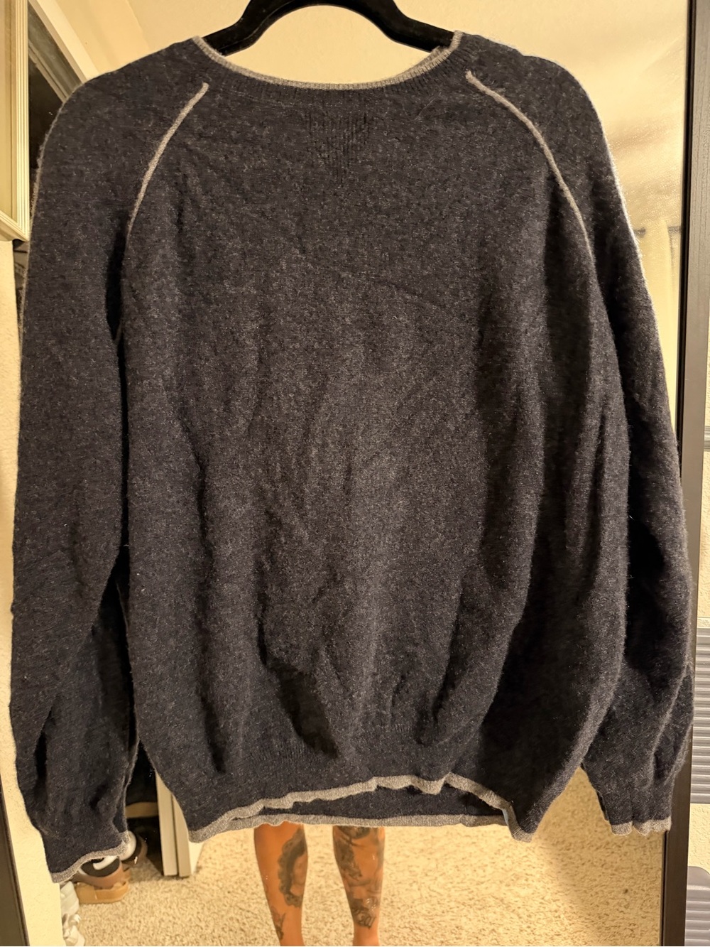 XXL hammacher schlemmer
Men's Navy Sweater with Light Trim 100% cashmere